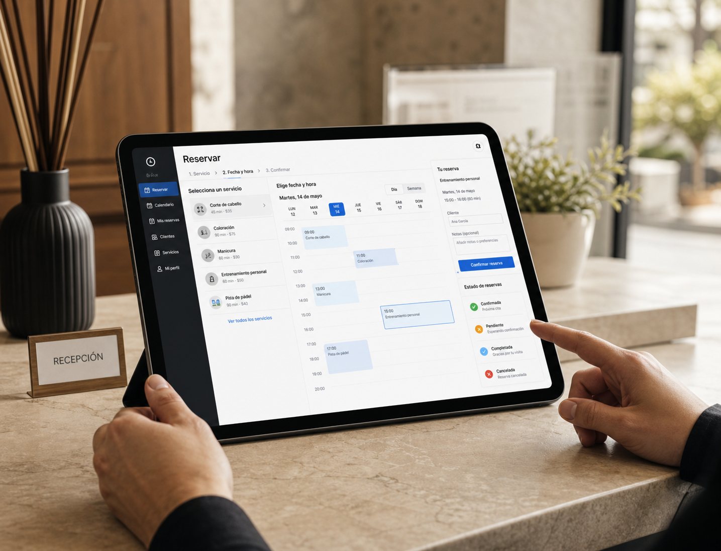 Interfaz de referencia de un sistema de reservas con calendario y disponibilidad en tablet.