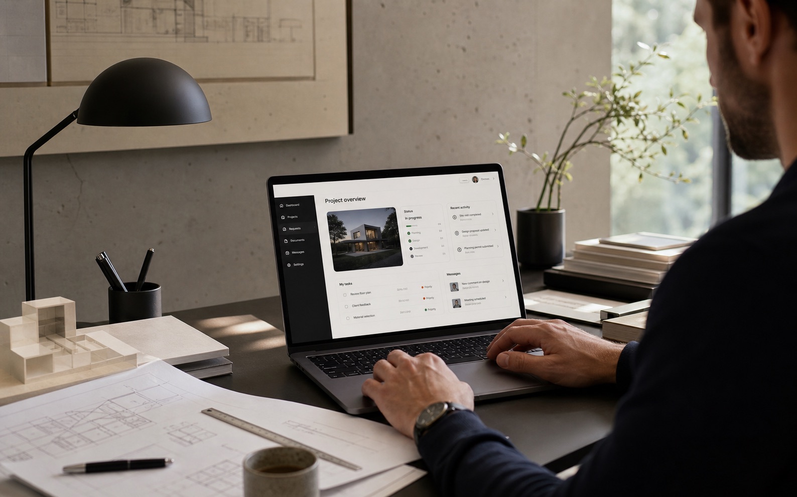 Imagen conceptual de servicios profesionales revisando un portal privado de clientes y proyectos.
